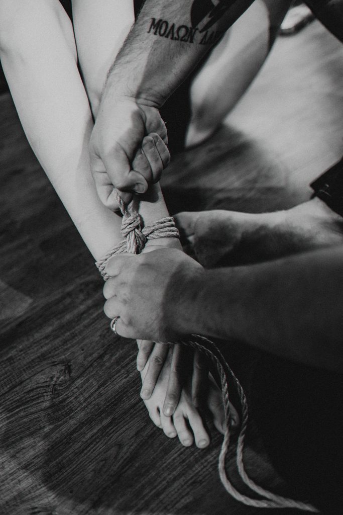 Tying for everyone: Two ties, infinite possibilities (ENG)